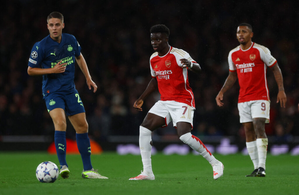 Bukayo Saka sparker Arsenal foran mod PSV.