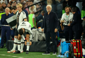 Rudi Völler leverede et godt resultat som midlertidig landstræner, da Tyskland besejrede Frankrig med 2-1.
