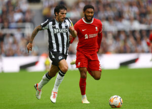 Joe Gomez i duel med Sandro Tonali