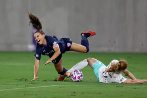 Alex Morgan er meget utilfreds med Stine Ballisager Pedersens tackling.