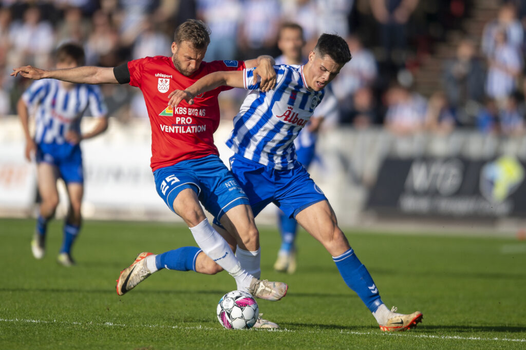 Kampen mellem Hvidovre IF og OB på Pro Ventilation Arena i Hvidovre torsdag den 16. maj 2024. OB's Luca Tange Kjerrumgaard og Hvidovres Malthe Killerich.