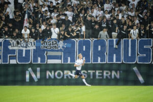 AGFs Tobias Bech jubler, efter han har udlignet til 1-1 under superligakampen mellem FC Midtjylland og AGF.