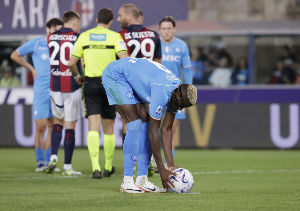 Napolis stjernesangriber overvejer at lægge sag an mod klubben.