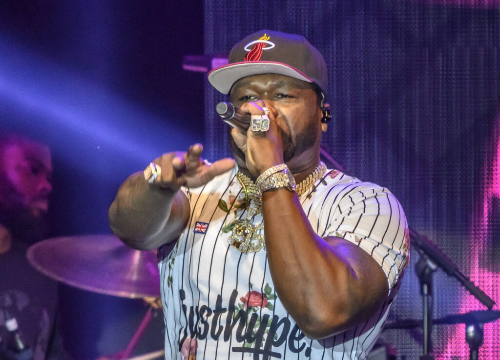 Den amerikanske rapper 50 Cent har sponsoreret tøj til en pigehold i Wales