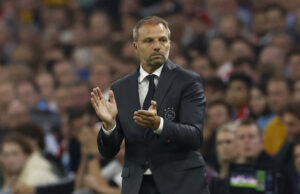 Ajax Amsterdam fyrer mandag sin cheftræner.