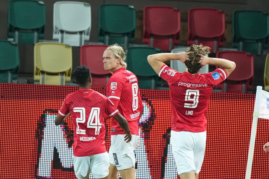 Alexander Lind i chok oven på et lyn hattrick af Stefan Thordason for Silkeborg IF.