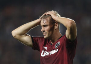 Asger Sørensen kom på måltavlen, da Sparta Prag storsejrede søndag.