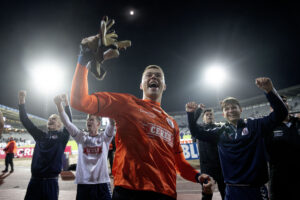 Bailey Peacock-Farrell fejrer AGF's 2-1 sejr over Randers FC på Ceres Park.
