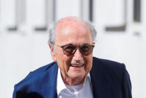 Sepp Blatter kritiserer beslutningen om at spille VM i seks lande