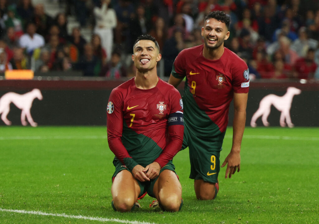 Cristiano Ronaldo fejrer sin scoring for Portugal med Goncalo Ramos.