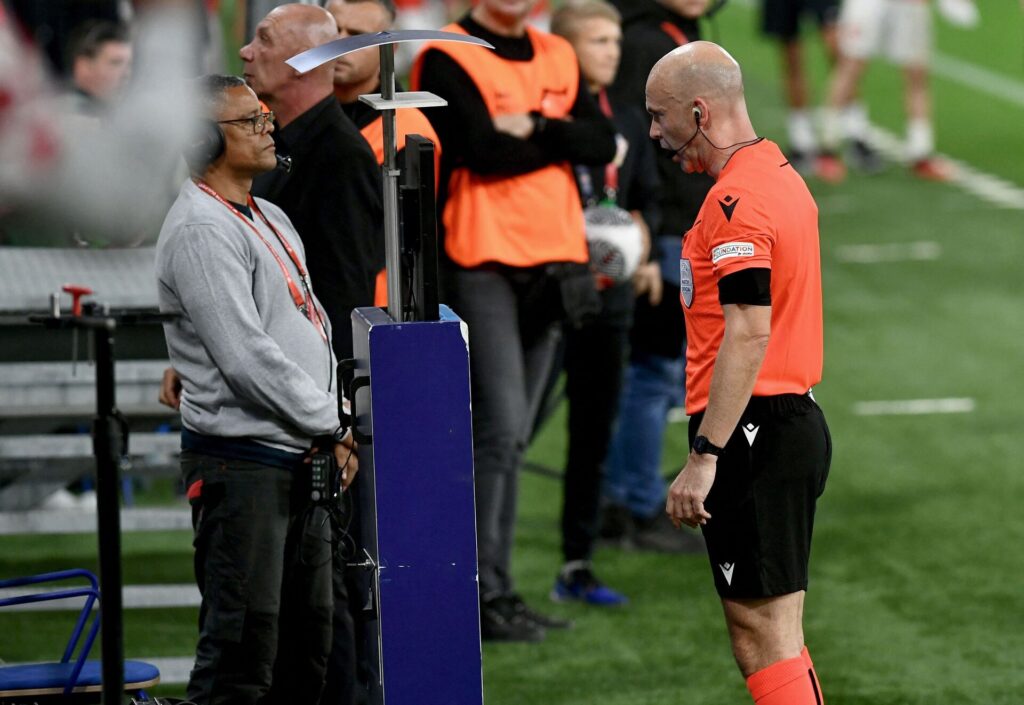 Det tyske fodboldforbund er i færd med at udvikle en VAR-app til tilskuerne på stadion.