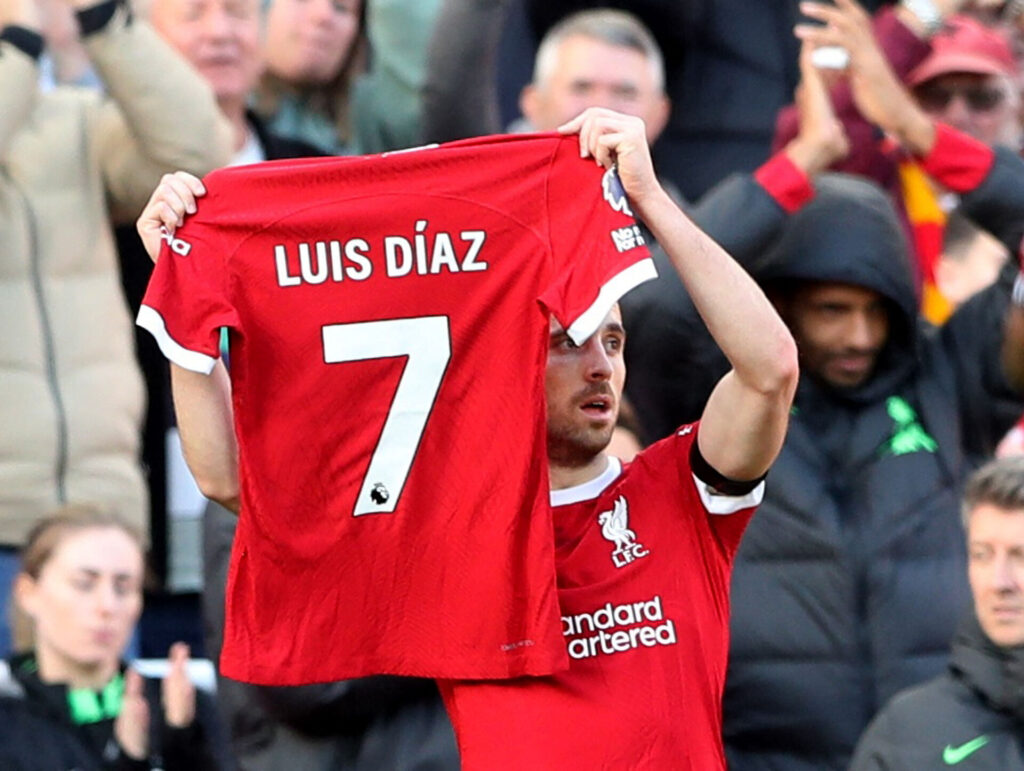 Diogo Jota sender hilsen til Luis Diaz efter sin scoring mod Nottingham Forest.