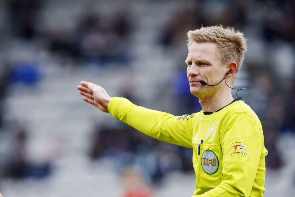 Dommer Jørgen Burchardt forklarer, hvorfor han dømte mål i kampen mellem OB og FC Midtjylland.