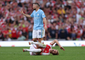 Howard Webb mener, at Mateo Kovacic var heldig med ikke at få rødt.