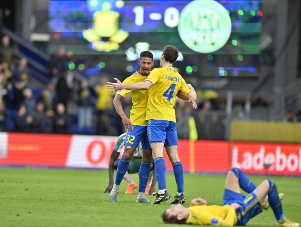 Jacob Rasmussen og Frederik Alves Ibsen omfavnes i kamp for Brøndby IF.