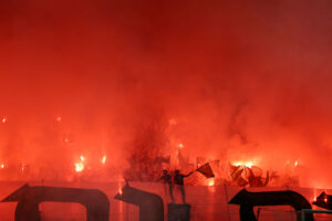 En Panathinaikos-spiller er blevet ramt af fyrværkeri under kampen mod Olympiakos.