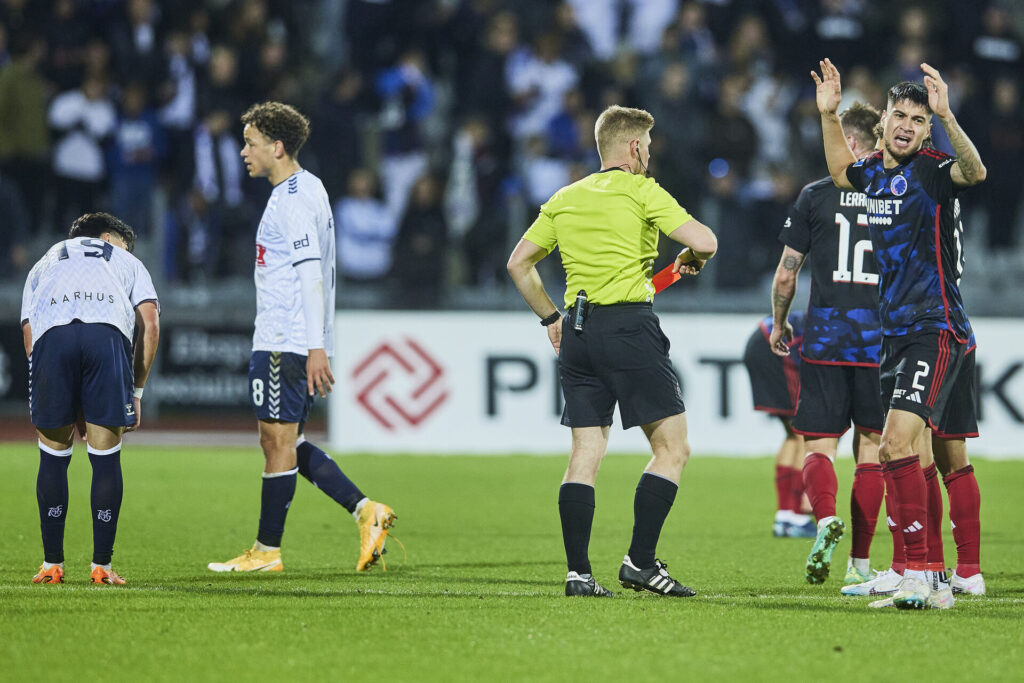 Kevin Diks er lodret uenig med Jakob Sundberg i det røde kort, han fik mod AGF.