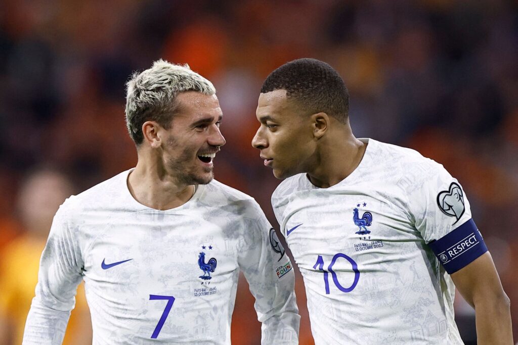 Kylian Mbappé fejrer sin scoring for Frankrig sammen med Antoine Griezmann.