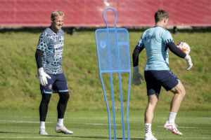 Mads Hermansen forholder sig til sammenligningen med Kasper Schmeichel i Leicester.