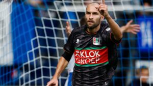 Nijmegens Bas Dost falder om i kampen mod AZ.