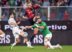 Olivier Giroud reddede AC Milan, da han måtte erstatte Mike Maignan i målet.