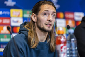 Falk-fortæller-om-Parkens-plænes-pløjede-tilstand