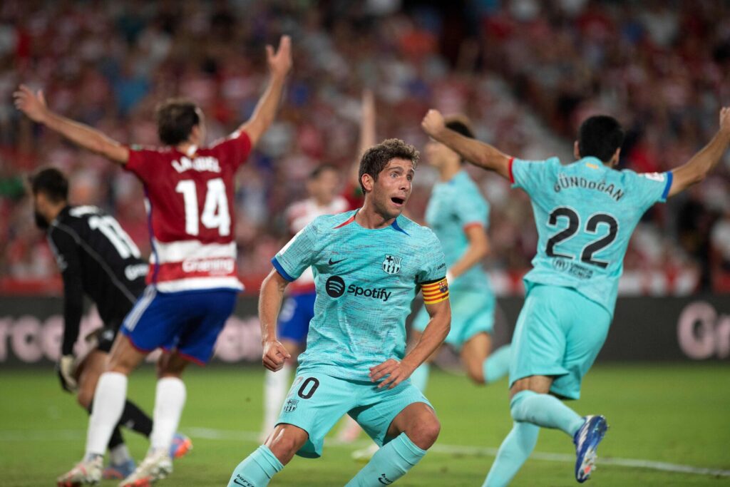 Sergi Roberto og Ilkay Gündogan jubler over en scoring for FC Barcelona.