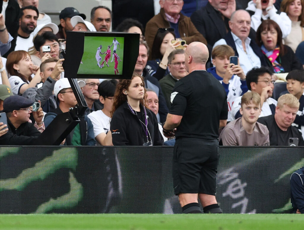 Dommer Simon Hooper tjekker en af kampens VAR-kendelser mellem Tottenham og Liverpool.