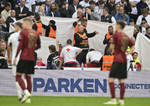 Tilskueren, der faldt om under FCK mod FCM, er okay igen.