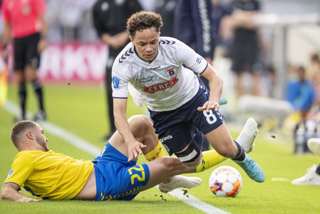 Der bliver markant flere frispark mod Mikael Anderson end mod nogen anden spiller i Superligaen.