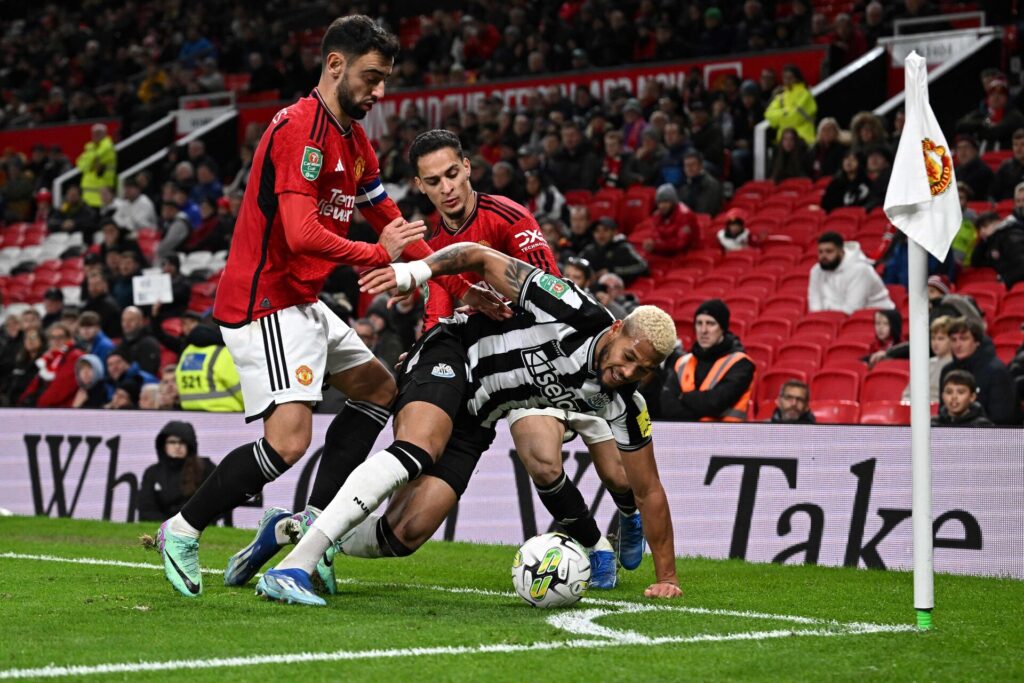 Manchester Uniteds Antony og Bruno Fernandes i kamp mod Newcastles Joelinton.