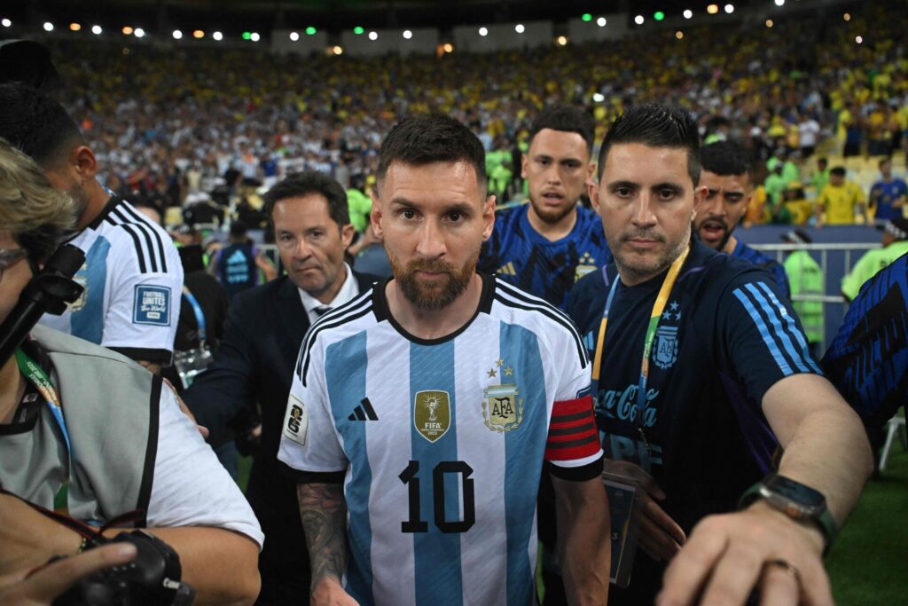 Messi-er-ikke-tilfreds-med-det-brasilianske-politi-inden-opgøret-mellem-Brasilien-og-Argentina