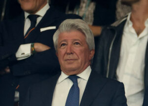 Atletico MAdrids præsident på tribunen til en kamp