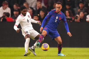 Sergino Dest undskylder tåbeligt rødt kort.