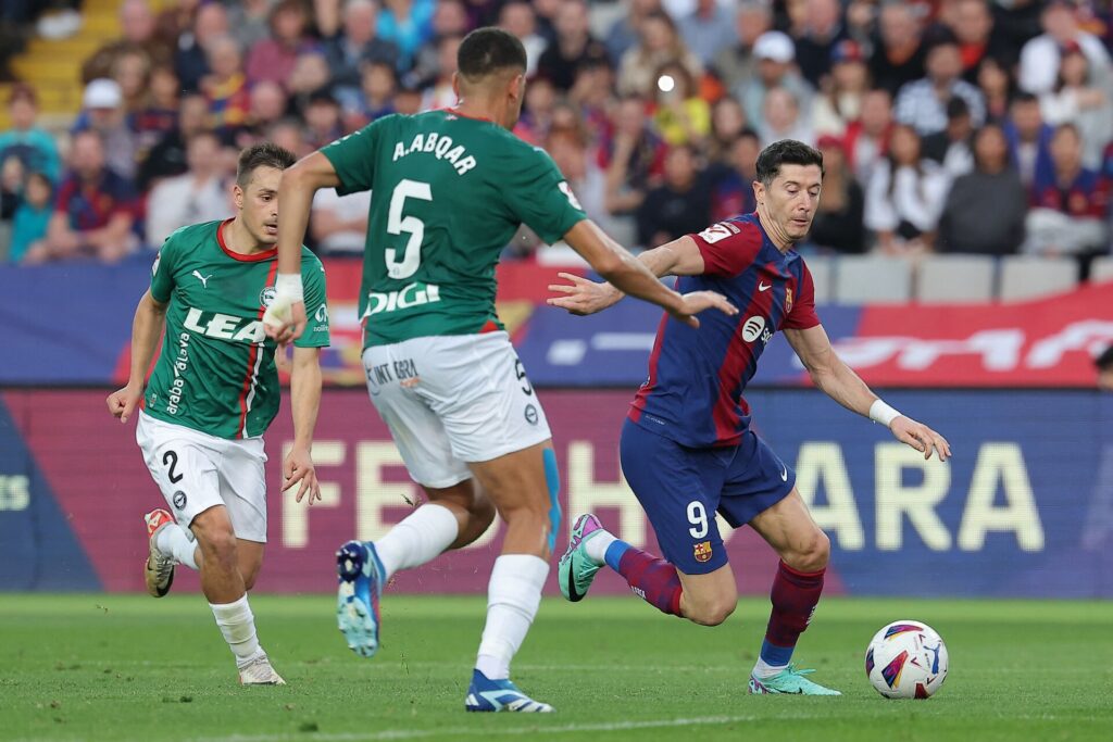 Robert Lewandowski scorede to gange for FC Barcelona mod Alaves.