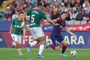 Robert Lewandowski scorede to gange for FC Barcelona mod Alaves.