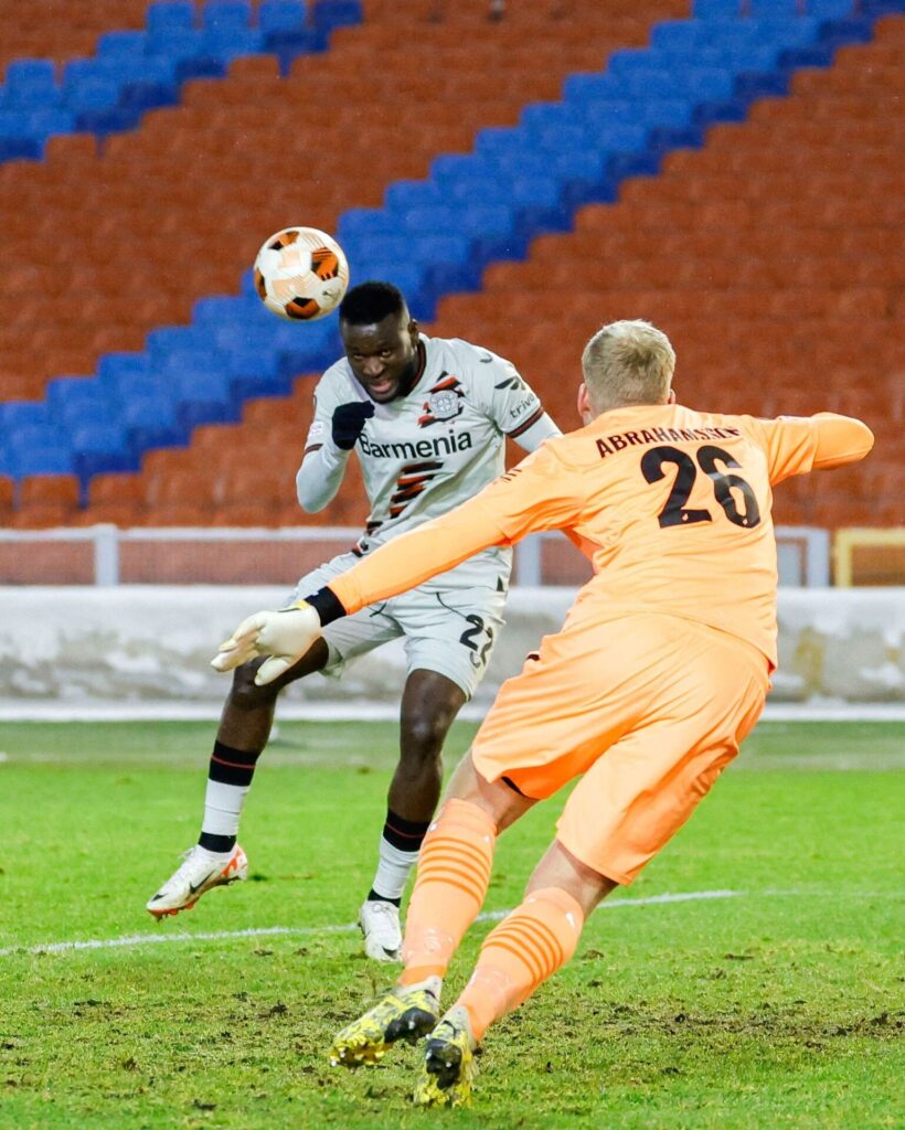 Victor Boniface header bolden ind mod BK Häcken for Leverkusen i Europa League.