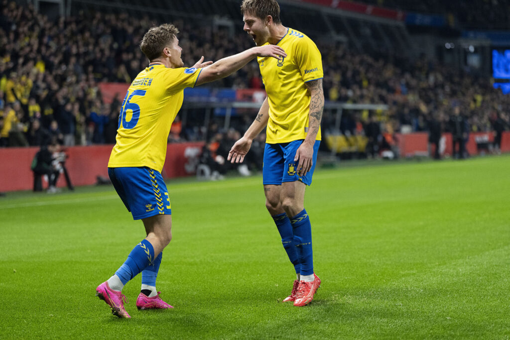 Mathias Kvistgaarden og Nicolai Vallys fejrer en scoring i den gule Brøndby-trøje.