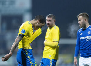 Ohi Omoijuanfo ærger sig i sin gule Brøndby- trøje mod Lyngby.