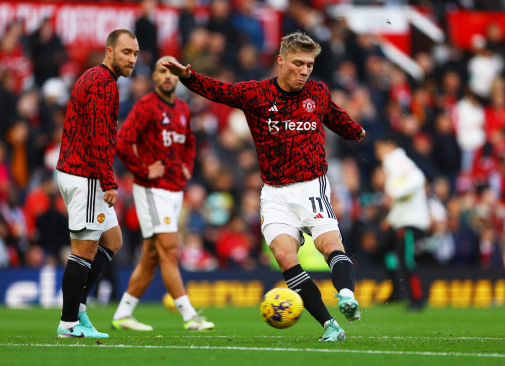 Christian Eriksen og Rasmus Højlund under opvarmning for Manchester United.