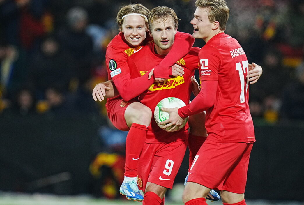 FC Nordsjælland-spillerne fejrer et mål mod Fenerbahce i Conference League.