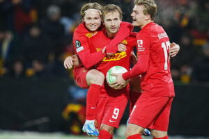 FC Nordsjælland-spillerne fejrer et mål mod Fenerbahce i Conference League.