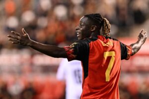 Jeremy Doku med armene ude for det belgiske landshold