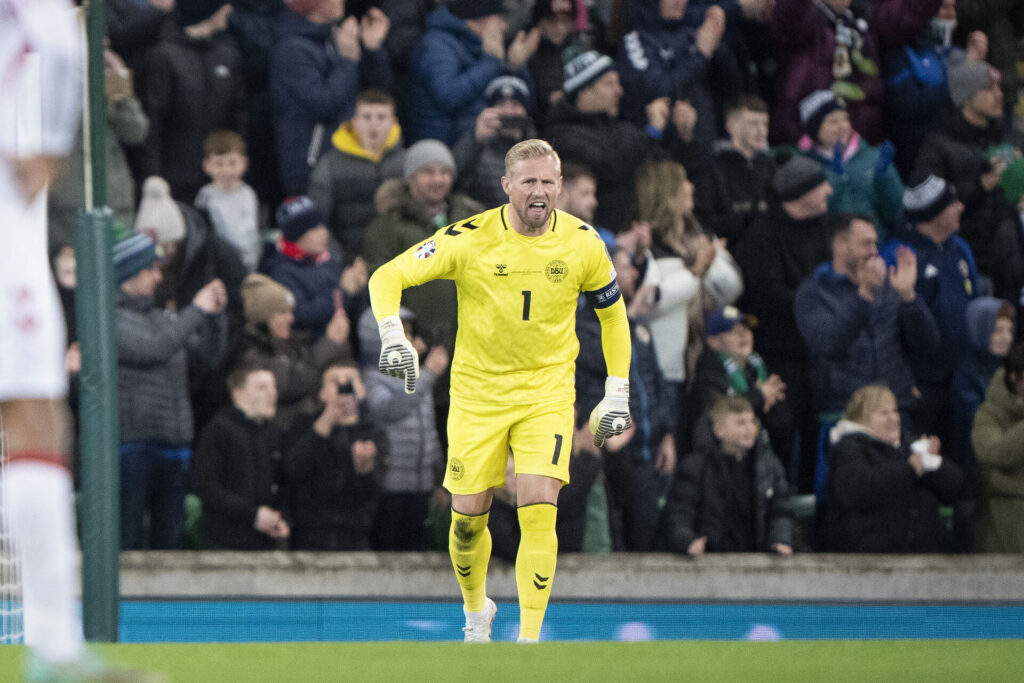 Kasper Schmeichel råber i den gule danske målmandstrøje.