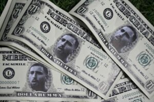 Pengesedler med Donnarumma på