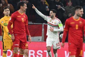 Dominik Szoboszlai peger under en kamp for Ungarn