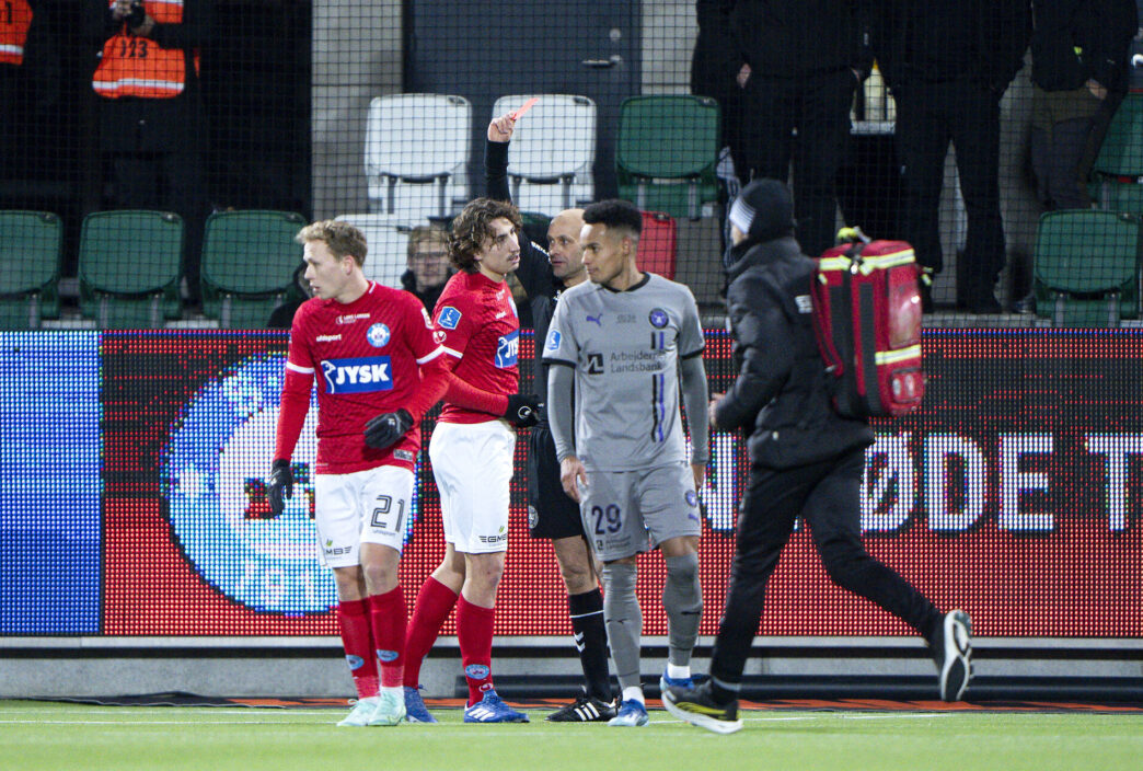 Alexander Lind undskylder sit røde kort mod FC MIdtjyllands og målmand MArtin Fraisl.