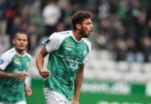 Anosike Ementa jubler med knyttede næver efter sit mål for Viborg