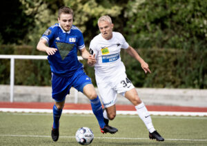 To spillere fra FA 2000 og Skive IK kæmper om bolden