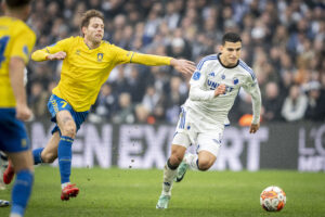 Nicolai Vallys jagter Mohammed Elyounoussi.